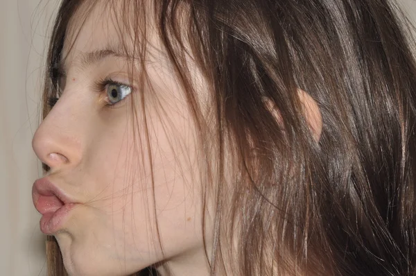 Porträtt av en tonåring. Brunett med långt hår. — Stockfoto