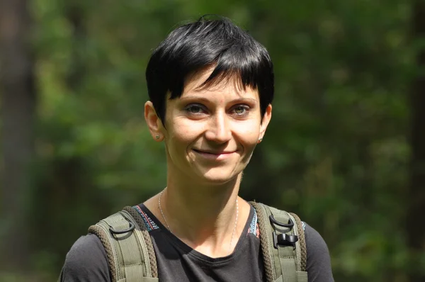 Kadın conversing ve düşünceli. Küpeli Kız. Gülümseme ve memnuniyeti.