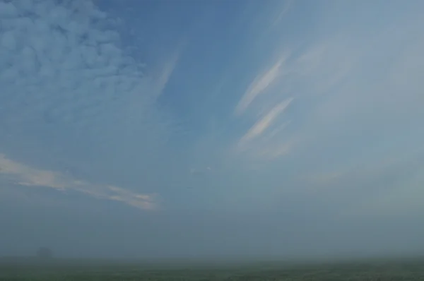 Cielo. Amanecer, amanecer. Nubes sobre el prado . —  Fotos de Stock