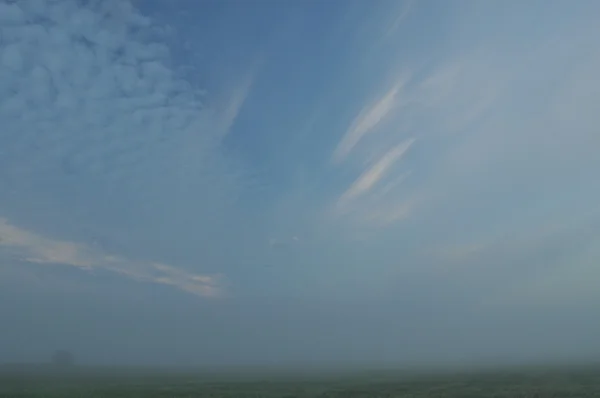 Sky. Úsvit, východ slunce. Mraky nad loukou. — Stock fotografie