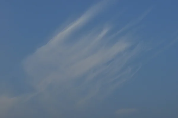 Himmel. Morgendämmerung, Sonnenaufgang. Wolken über der Wiese. — Stockfoto