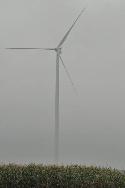 Windmolen op het veld. Productie van energie uit wind. Hernieuwbare hulpbronnen. Nieuwe technologieën en ontwerp. — Stockfoto