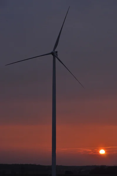 Wiatrak na boisku. Produkcja energii z wiatru. Zasoby odnawialne. Nowe technologie i wzornictwo. — Zdjęcie stockowe