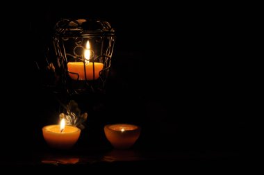 Lamba, mum karanlıkta parlayan. Challis alev. Sanatsal kompozisyon. Aydınlatma.