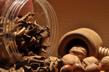 Kapsayıcıdan dökülmesini kurutulmuş mantar. Gıda katkı maddeleri. Orman meyveleri. Sonbaharda hasat.