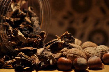 Kapsayıcıdan dökülmesini kurutulmuş mantar. Gıda katkı maddeleri. Orman meyveleri. Sonbaharda hasat.