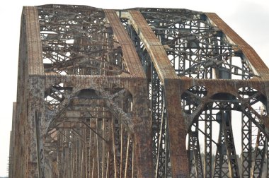 Demiryolu Köprüsü. Tevrat, çelik konstrüksiyon. Nehir geçiş.