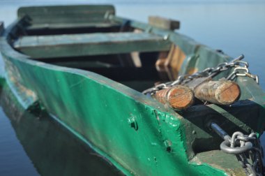 Kürek teknesi kıyıya demirlemiş. Nehirde bahar. Yüzen.