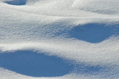 Çizgiler kar. Buz üzerinde kar taneleri. Kış ve frost. buz levha