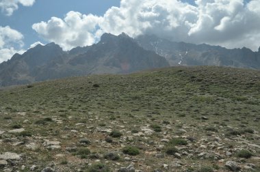Toros Dağları. Türkiye. Dik kayalıklarla ve gorge. Karla kaplı tepeler.