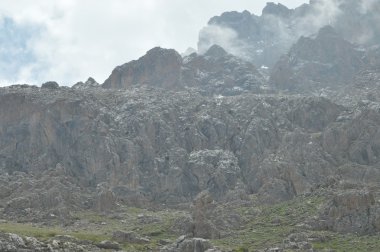 Toros Dağları. Türkiye. Dik kayalıklarla ve gorge. Karla kaplı tepeler.
