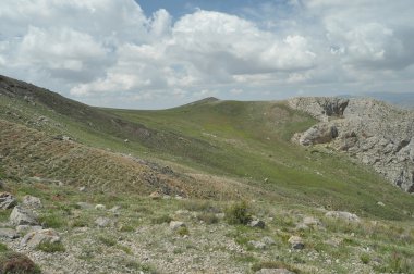 Toros Dağları. Türkiye. Dik kayalıklarla ve gorge. Karla kaplı tepeler.