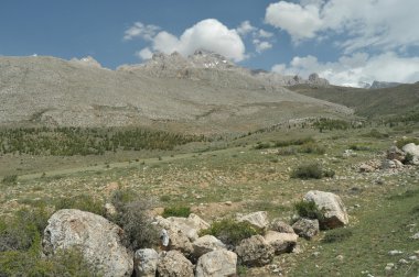 Toros Dağları gökyüzü arka plan üzerinde. Kesişme noktaları karla kaplı. Turizm ve seyahat.