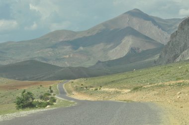 Toros Dağları gökyüzü arka plan üzerinde. Kesişme noktaları karla kaplı. Turizm ve seyahat.