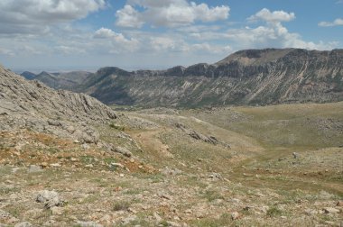 Nemrut Dagi. Dağlar gökyüzü arka plan üzerinde. Kesişme noktaları karla kaplı. Turizm ve seyahat.