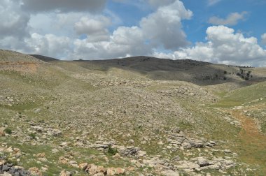 Nemrut Dagi. Dağlar gökyüzü arka plan üzerinde. Kesişme noktaları karla kaplı. Turizm ve seyahat.