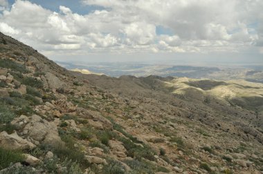 Nemrut Dagi. Dağlar gökyüzü arka plan üzerinde. Kesişme noktaları karla kaplı. Turizm ve seyahat.