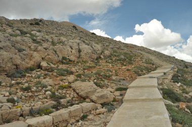 Nemrut Dagi. Dağlar gökyüzü arka plan üzerinde. Kesişme noktaları karla kaplı. Turizm ve seyahat.
