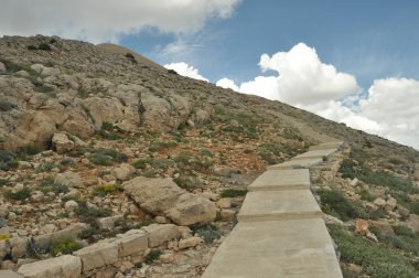 Nemrut Dagi. Dağlar gökyüzü arka plan üzerinde. Kesişme noktaları karla kaplı. Turizm ve seyahat.
