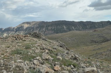 Nemrut Dagi. Dağlar gökyüzü arka plan üzerinde. Kesişme noktaları karla kaplı. Turizm ve seyahat.