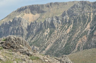 Nemrut Dagi. Dağlar gökyüzü arka plan üzerinde. Kesişme noktaları karla kaplı. Turizm ve seyahat.