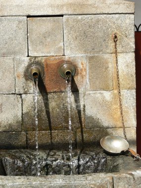 Rila Manastırı dağlarda. Kutsal su kaynağıdır. Kepçe ve musluklar... Sütunlar ve mimarisi. Bulgaristan'ın turistik yer.