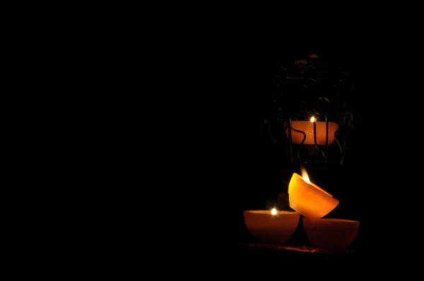 Lamp, kaars schijnt in de duisternis. Challis vlam. Artistieke samenstelling. Verlichting. — Stockfoto