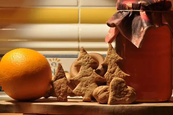 Pan de jengibre para Navidad. Miel y moldes para pasteles y nueces . — Foto de Stock