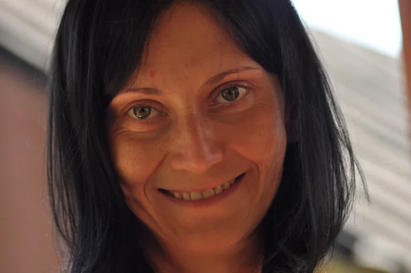 Kadın conversing ve düşünceli. Küpeli Kız. Gülümseme ve memnuniyeti.