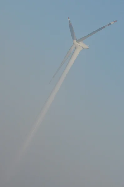 Windmolen op het veld. Productie van energie uit wind. Hernieuwbare hulpbronnen. Nieuwe technologieën en ontwerp. — Stockfoto