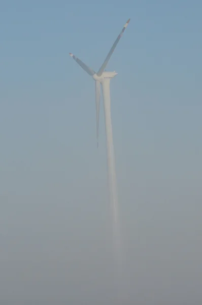 Molino de viento en el campo. Producción de energía a partir del viento. Recursos renovables. Nuevas tecnologías y diseño . —  Fotos de Stock