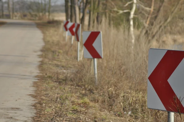 Verkehrszeichen, das Zeichen der Kurve. kurvenreiche Straße. — Stockfoto