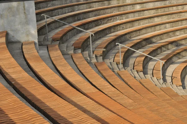 Amfiteatr. Drewniane ławki ustawione w kamienny krąg. — Zdjęcie stockowe