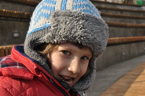 The boy in the amphitheater. The viewer on the show — Stock Photo, Image