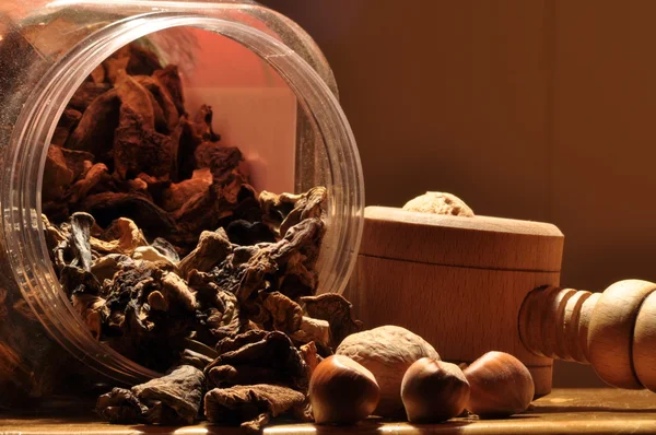 Kapsayıcıdan dökülmesini kurutulmuş mantar. Gıda katkı maddeleri. Orman meyveleri. Sonbaharda hasat.