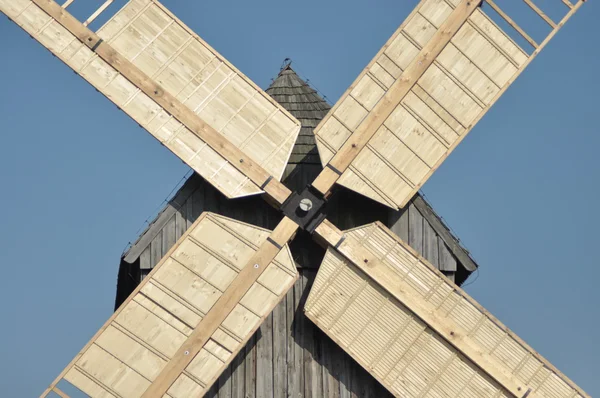 Drewniany wiatrak. Pomnik. Stary młyn napędzany WIA- — Zdjęcie stockowe