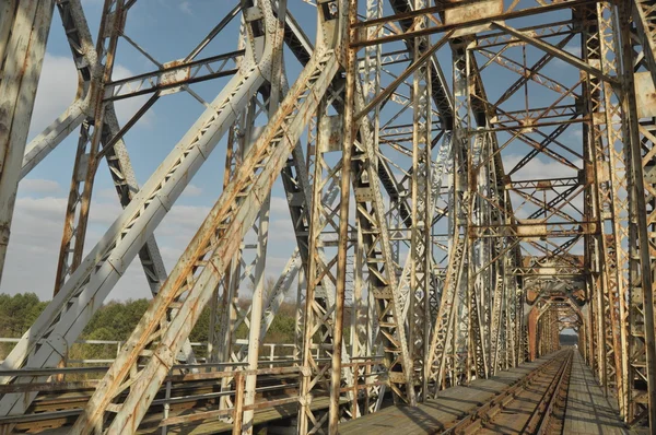 Most kolejowy. Tory, konstrukcji stalowych. Przeprawa przez rzekę. — Zdjęcie stockowe