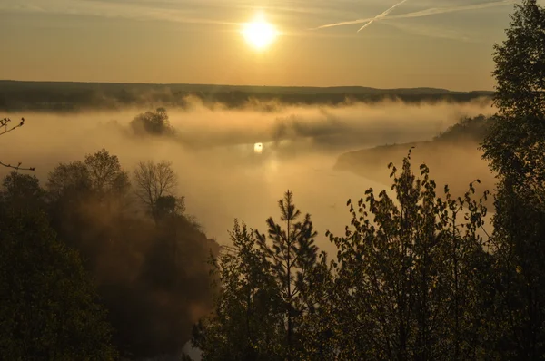 Wschód słońca. Rzeka we mgle. Widok, łąki i rzeka rano. — Zdjęcie stockowe