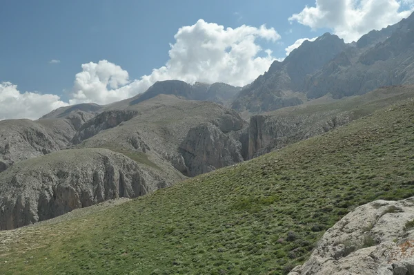토 러 스 산맥입니다. 터키. 가파른 절벽 그리고 협곡입니다. 눈덮인 봉우리. — 스톡 사진