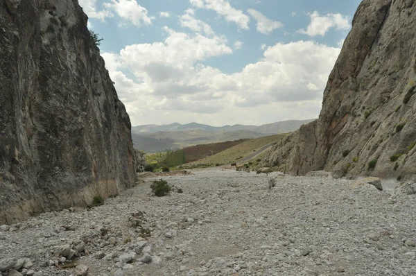 Toros Dağları. Türkiye. Dik kayalıklarla ve gorge. Karla kaplı tepeler.