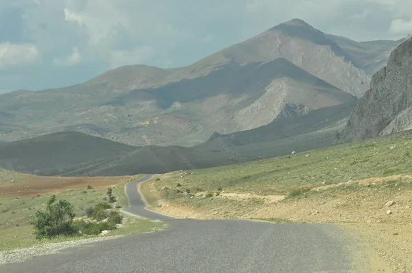 Toros Dağları gökyüzü arka plan üzerinde. Kesişme noktaları karla kaplı. Turizm ve seyahat.