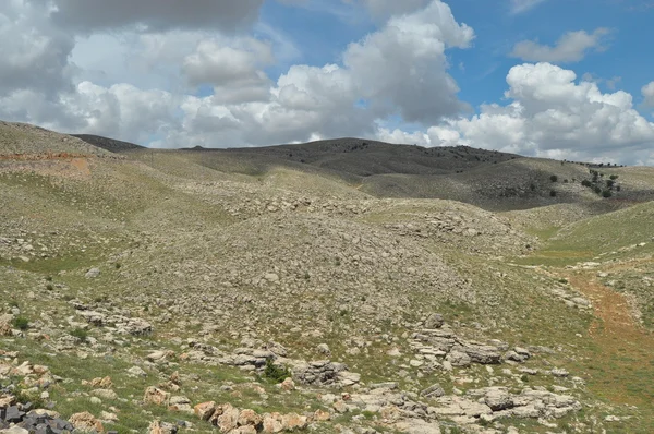 Nemrut Dagi. Dağlar gökyüzü arka plan üzerinde. Kesişme noktaları karla kaplı. Turizm ve seyahat.