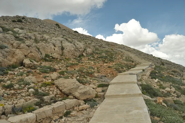Nemrut Dagi. Dağlar gökyüzü arka plan üzerinde. Kesişme noktaları karla kaplı. Turizm ve seyahat.