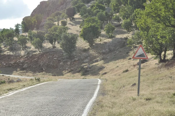 Nemrut Dagi. Hory na pozadí oblohy. Vrcholy pokryté sněhem. Cestovní ruch a cestování. — Stock fotografie