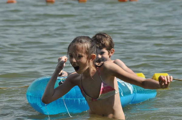 Vacaciones en el mar. Familia con niños en la playa. Mar y lago. Turismo y ocio — Foto de Stock