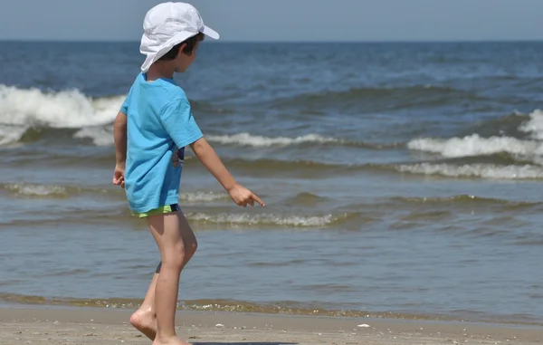 Vacaciones en el mar. Familia con niños en la playa. Mar y lago. Turismo y ocio — Foto de Stock