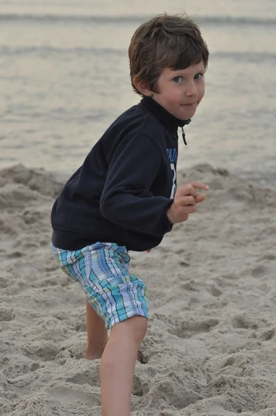 Denizde tatil. Sahilde çocuklu aile. Deniz ve göl. Turizm ve eğlence