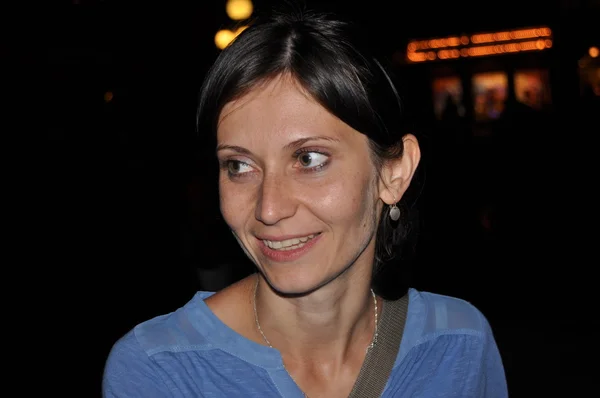 Kadın conversing ve düşünceli. Küpeli Kız. Gülümseme ve memnuniyeti.