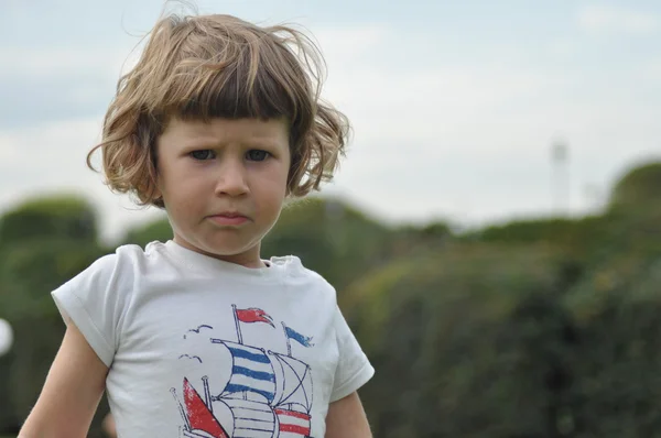 Retrato de un niño pequeño. Un niño con el pelo rizado — Foto de Stock