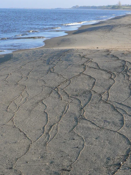 Beach dalga sonra geride desenleri ile. Baltık Denizi